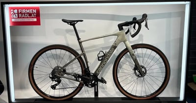 Graues Gravelbike mit Cannondale-Logo und braunen Reifen. Graues Gravelbike mit Cannondale-Logo und braunen Reifen.