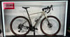 Graues Gravelbike mit Cannondale-Logo und braunen Reifen.