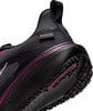 Detail eines schwarzen Schuhs mit violettem Streifen und GORE-TEX-Logo.