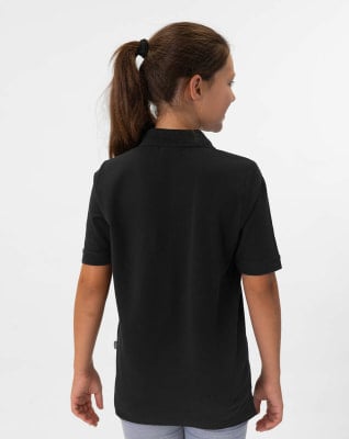 Rückansicht eines Mädchens in einem schwarzen kurzärmeligen Poloshirt mit Pferdeschwanz. Rückansicht eines Mädchens in einem schwarzen kurzärmeligen Poloshirt mit Pferdeschwanz.