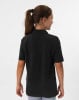 Rückansicht eines Mädchens in einem schwarzen kurzärmeligen Poloshirt mit Pferdeschwanz.