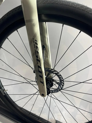Detail der Vordergabel und des Fahrradrads der Marke Scott. Detail der Vordergabel und des Fahrradrads der Marke Scott.