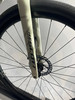 Detail der Vordergabel und des Fahrradrads der Marke Scott.