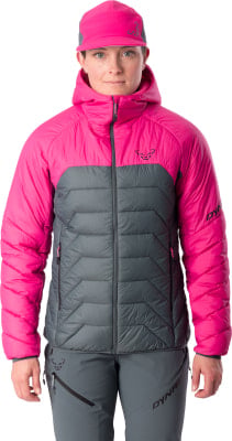 Frau in einer pink-grauen Jacke und Mütze mit Dynafit-Logo.