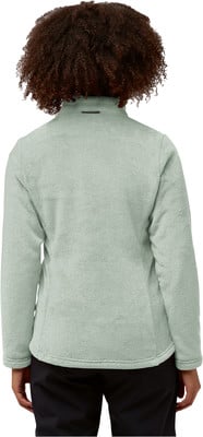 Rückansicht einer Frau mit lockigem braunem Haar in einer hellgrünen Fleecejacke. Rückansicht einer Frau mit lockigem braunem Haar in einer hellgrünen Fleecejacke.