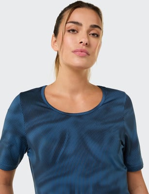 Damen-T-Shirt mit kurzem Ärmel und blauem Muster. Damen-T-Shirt mit kurzem Ärmel und blauem Muster.