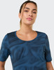 Damen-T-Shirt mit kurzem Ärmel und blauem Muster.