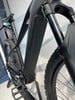 Detail eines Elektro-Mountainbikes mit Dämpfer und Rahmenakku.