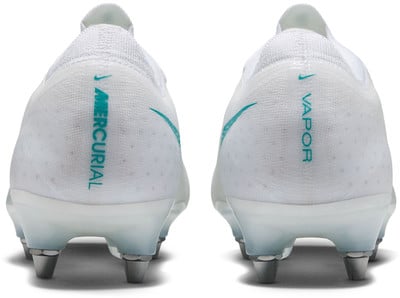 Rückansicht von weißen Nike-Fußballschuhen mit Mercurial und Vapor Schriftzug. Rückansicht von weißen Nike-Fußballschuhen mit Mercurial und Vapor Schriftzug.