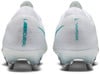 Rückansicht von weißen Nike-Fußballschuhen mit Mercurial und Vapor Schriftzug.