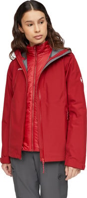 Frau in roter Jacke mit Kapuze und grauer Hose, Vorderansicht. Frau in roter Jacke mit Kapuze und grauer Hose, Vorderansicht.