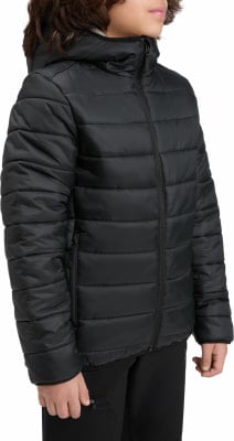 Junge in schwarzer gesteppter Kapuzenjacke, von der Seite stehend. Junge in schwarzer gesteppter Kapuzenjacke, von der Seite stehend.