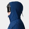 Ein Mann mit Skiausrüstung trägt eine dunkelblaue Kapuzenjacke.