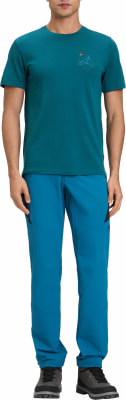 Ein Mann in einem blauen T-Shirt und blauer Hose mit Bergmotiv. Ein Mann in einem blauen T-Shirt und blauer Hose mit Bergmotiv.