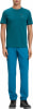 Ein Mann in einem blauen T-Shirt und blauer Hose mit Bergmotiv.