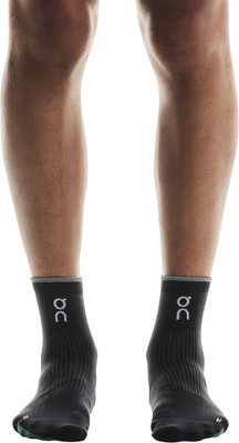 Schwarze Herrensocken mit ON Running Logo auf weißem Hintergrund. Schwarze Herrensocken mit ON Running Logo auf weißem Hintergrund.