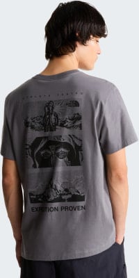 Herrenshirt mit Druck eines Bergsteigers und Bergen auf dem Rücken. Herrenshirt mit Druck eines Bergsteigers und Bergen auf dem Rücken.