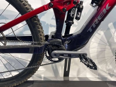 Detail eines Mountainbikes mit Dämpfer und Kurbelgarnitur. Detail eines Mountainbikes mit Dämpfer und Kurbelgarnitur.