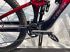 Detail eines Mountainbikes mit Dämpfer und Kurbelgarnitur.