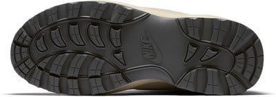 Die Sohle eines beige Nike Schuhs mit ausgeprägtem Profil für gute Traktion. Die Sohle eines beige Nike Schuhs mit ausgeprägtem Profil für gute Traktion.