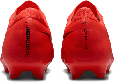 Rote Nike Mercurial Vapor Fußballschuhe mit schwarzem Logo und Schriftzug.