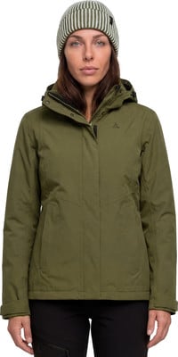 Eine Frau in einer grünen Jacke und gestreiftem Mützen schaut in die Kamera. Eine Frau in einer grünen Jacke und gestreiftem Mützen schaut in die Kamera.