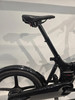 Nahaufnahme eines schwarzen E-Bikes mit Fokus auf Sattel und Hinterrad.
