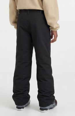 Rückansicht einer schwarzen Skihose mit beige Pullover und Skischuhen.