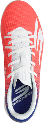 Orangener Sportschuh mit weißen Schnürsenkeln und Skechers-Logo auf der Einlegesohle. Orangener Sportschuh mit weißen Schnürsenkeln und Skechers-Logo auf der Einlegesohle.