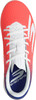 Orangener Sportschuh mit weißen Schnürsenkeln und Skechers-Logo auf der Einlegesohle.