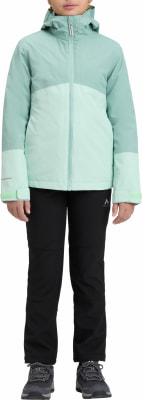 Mädchen in einem durchgehenden Reißverschlussjacke und schwarzer Hose.