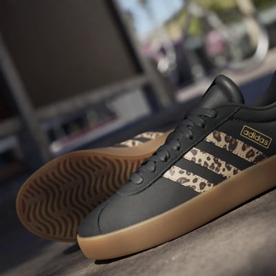 Fekete Adidas cipő leopárdmintával és gumitalppal.