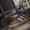 Fekete Adidas cipő leopárdmintával és gumitalppal.