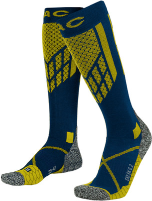 Blaue Skisocken mit gelben Mustern und Markenlogo. Blaue Skisocken mit gelben Mustern und Markenlogo.