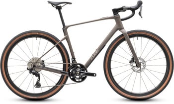 Graues Cube Gravelbike mit braunen Reifen und schwarzen Komponenten.