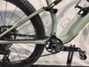 Nahaufnahme des Hinterrads eines Fahrrads mit Kette und Pedalen.