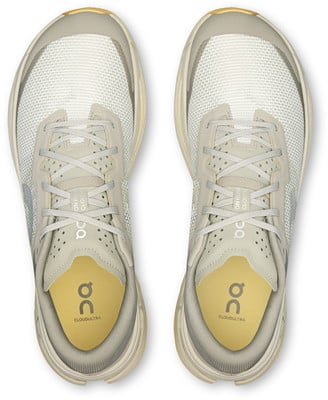 Draufsicht auf ein Paar ON Laufschuhe in Beige und Weiß. Draufsicht auf ein Paar ON Laufschuhe in Beige und Weiß.