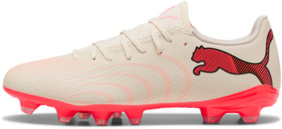 Beige Fußballschuhe von Puma mit rotem Streifenlogo und Sohle. Beige Fußballschuhe von Puma mit rotem Streifenlogo und Sohle.