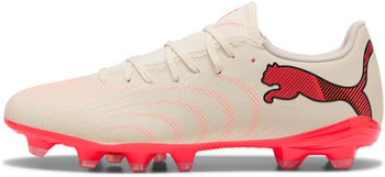 Beige Fußballschuhe von Puma mit rotem Streifenlogo und Sohle.