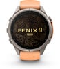 Garmin Fenix 9 Pro Smartwatch mit orangefarbenem Armband und Topografie-Karten-Design.