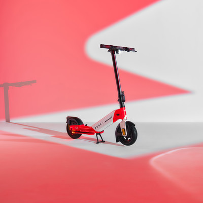 Ein rot-weißer Elektroroller mit McLaren-Logo auf weißem Hintergrund. Ein rot-weißer Elektroroller mit McLaren-Logo auf weißem Hintergrund.