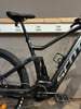 Detail eines Scott E-Mountainbikes mit Dämpfer und Pedal.