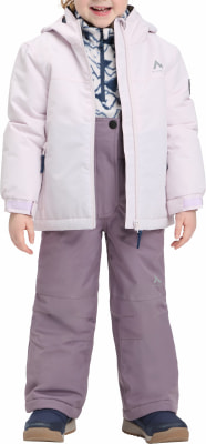 Mädchen in rosa Winterjacke und lila Hose mit blauem Fleece-Unterzieher.