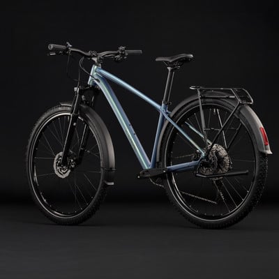 Blaues Mountainbike mit Schutzblechen und Gepäckträger vor schwarzem Hintergrund.
