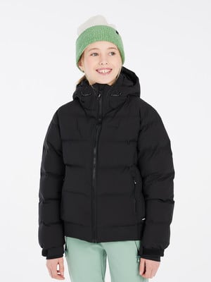 Ein Mädchen in einer schwarzen Daunenjacke und einer grünen Mütze mit weißem Bommel.