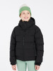 Ein Mädchen in einer schwarzen Daunenjacke und einer grünen Mütze mit weißem Bommel.