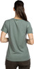 Frau in grünem T-Shirt mit 'Chillaz'-Logo auf dem Rücken.