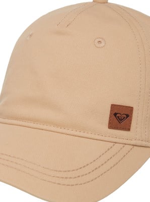 Eine beige Kappe mit braunem Lederetikett mit Logo. Eine beige Kappe mit braunem Lederetikett mit Logo.