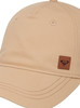 Eine beige Kappe mit braunem Lederetikett mit Logo.