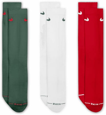 Drei Paar hohe Nike-Socken in Grün, Weiß und Rot. Drei Paar hohe Nike-Socken in Grün, Weiß und Rot.